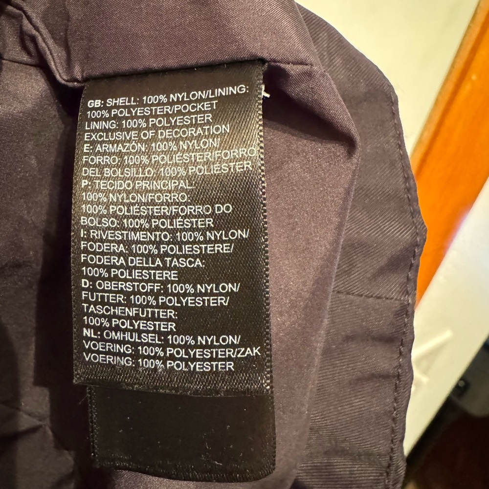 The North Face Women's Rain Jacket with hood in Black Size Small - Picture 4 of 4